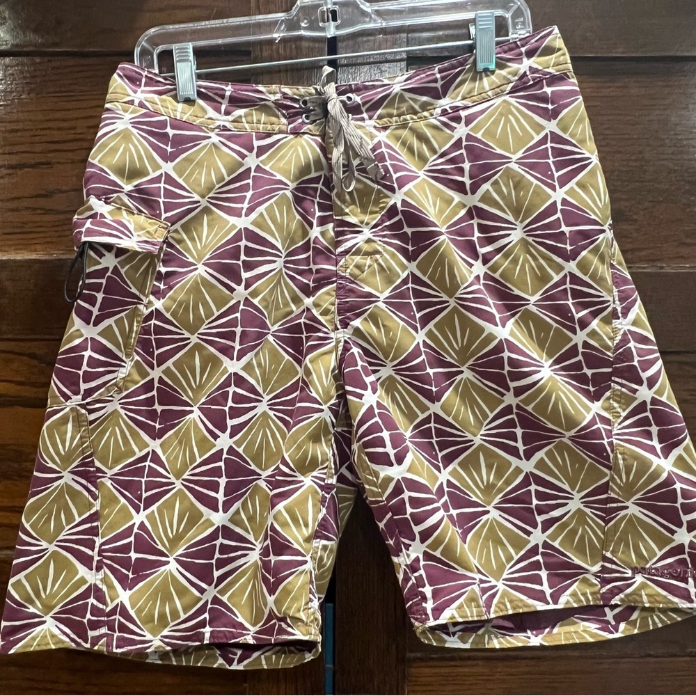 Patagonia Men’s size 32 Purple gold swim trunks board shorts bathing suit lined